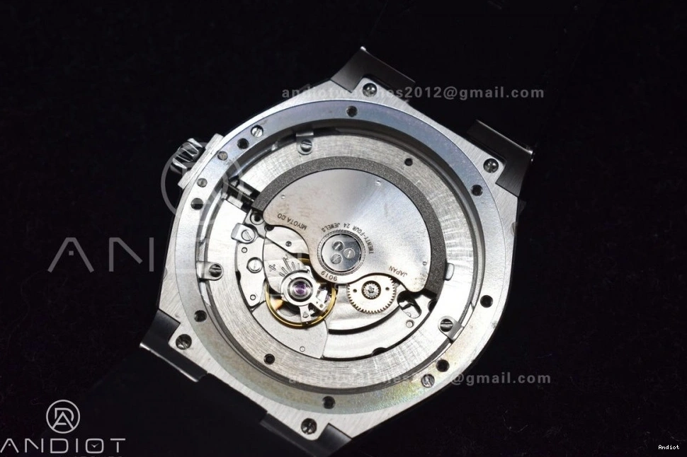 Rubber Overseas Strap Black on SS Black Dial 8F Maker 0317